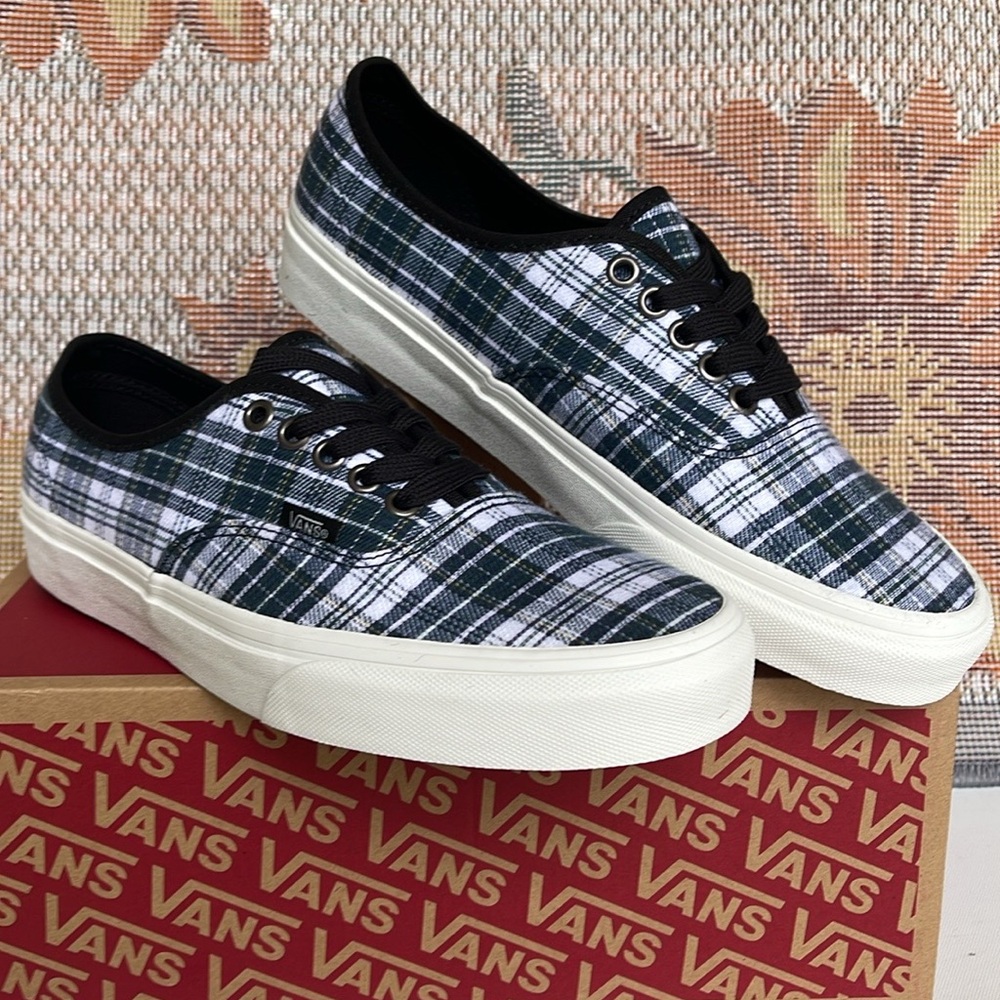 Vans Men’s Authentic
Grunge Plaid Multi
VN0009PVBMB
Sneakers - Picture 14 of 16